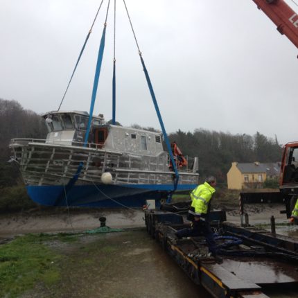 Grutage du bateau pour mise à l'eau pour essais